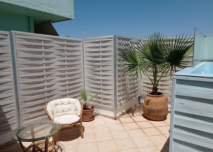 City Apartment With Heated Rooftop Pool
