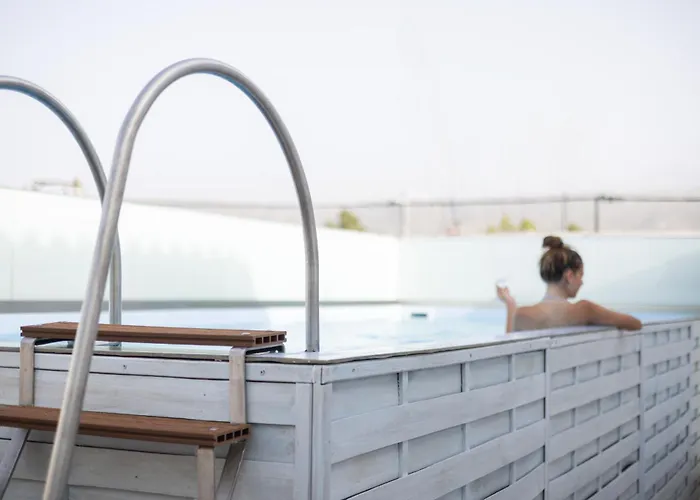 City Apartment With Heated Rooftop Pool