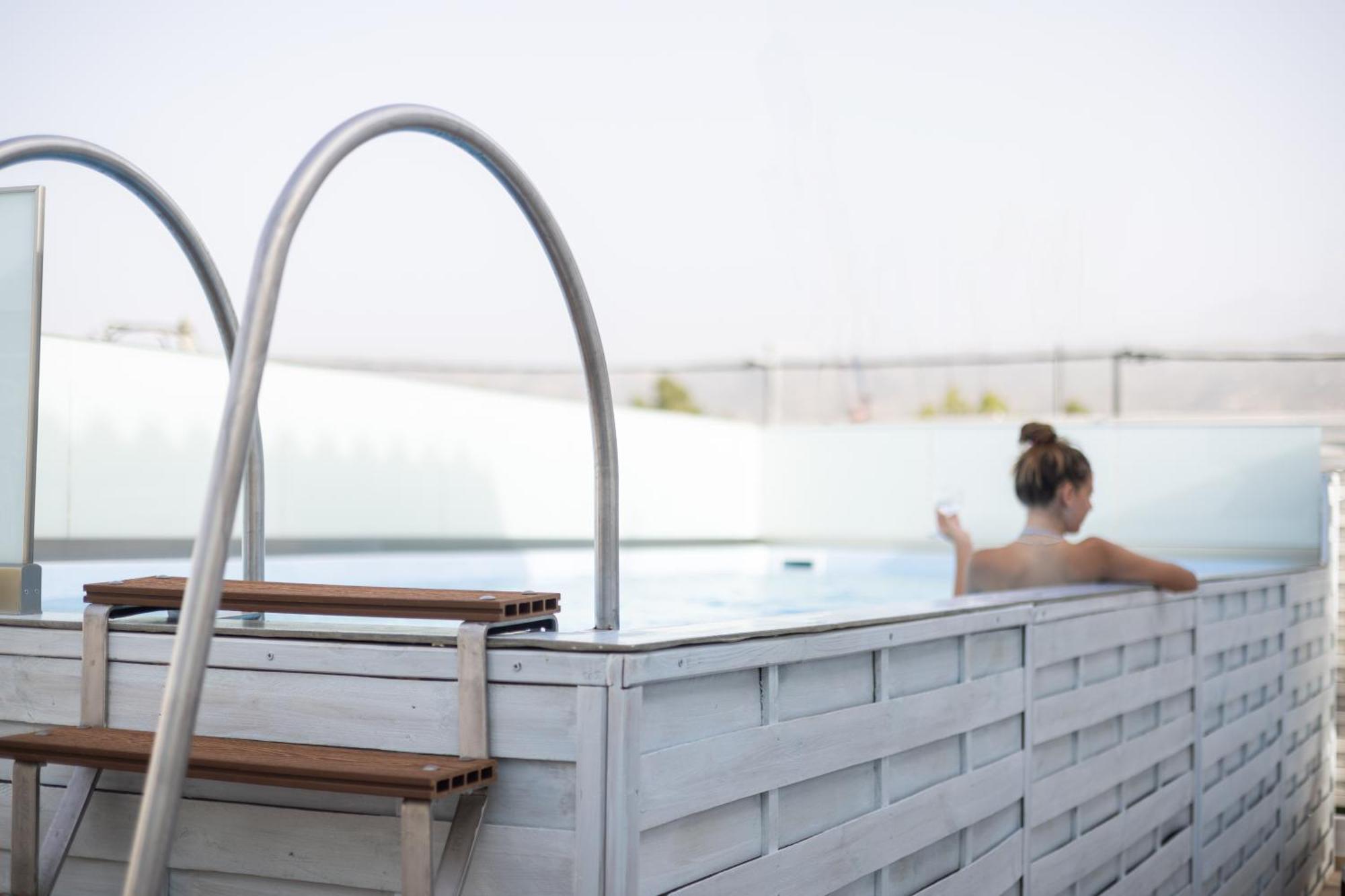 With Heated Rooftop Pool Apartment *