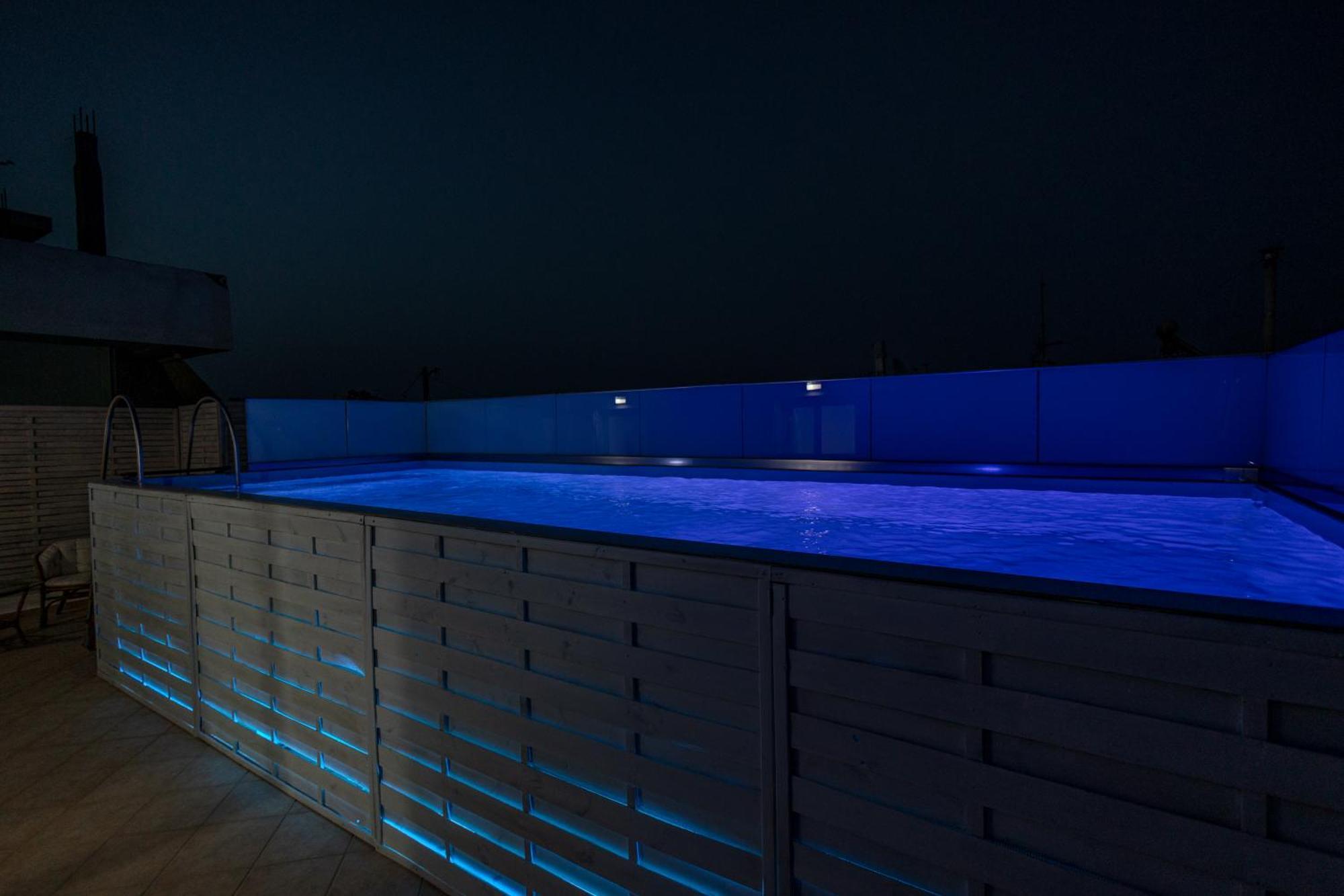 With Heated Rooftop Pool Apartment *