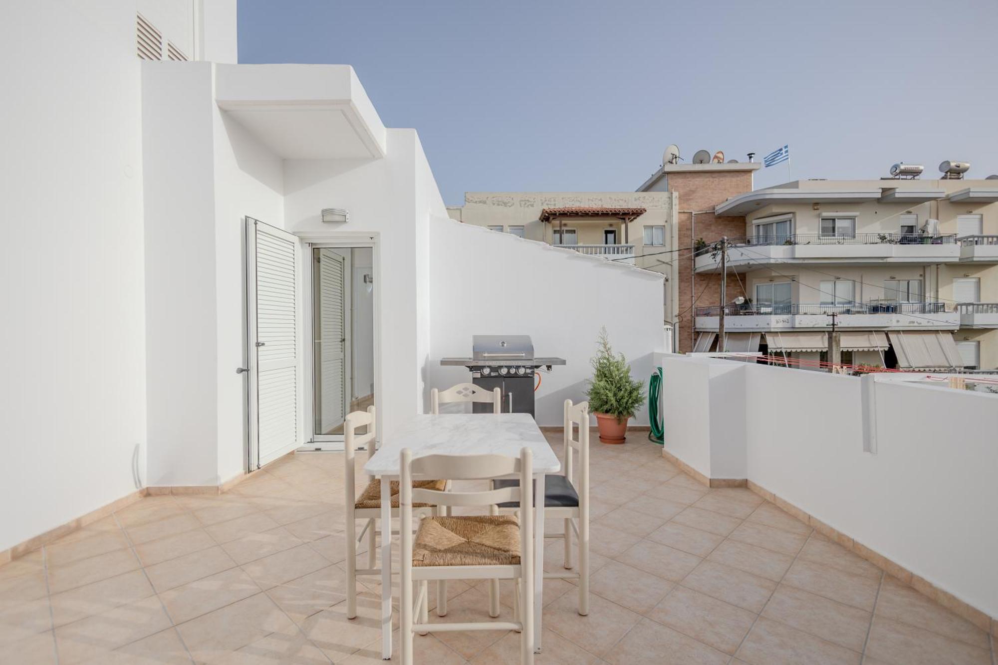 Apartment With Heated Rooftop Pool